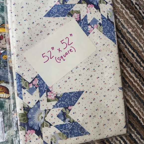 NWOT, 5 Vintage Tablecloths - Picture 3 of 6